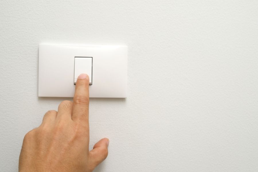 חיסכון בחשמל בקיץ מאוורר תקרה